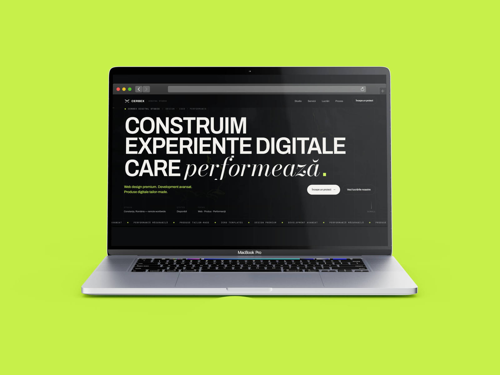 Site-ul Cerbex deschis pe un MacBook Pro, pe fundal verde-lime.